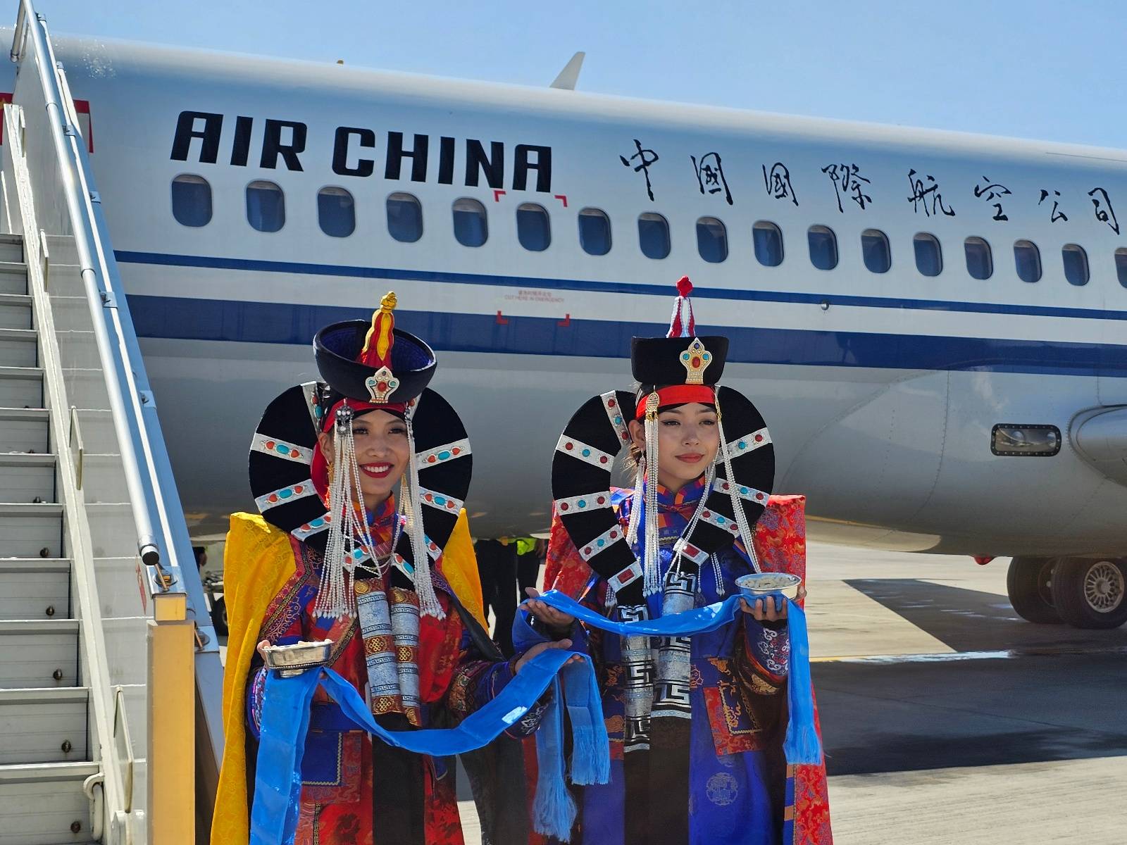 国产飞机C909“身披”五星红旗，首次载旗执行国际商业航班