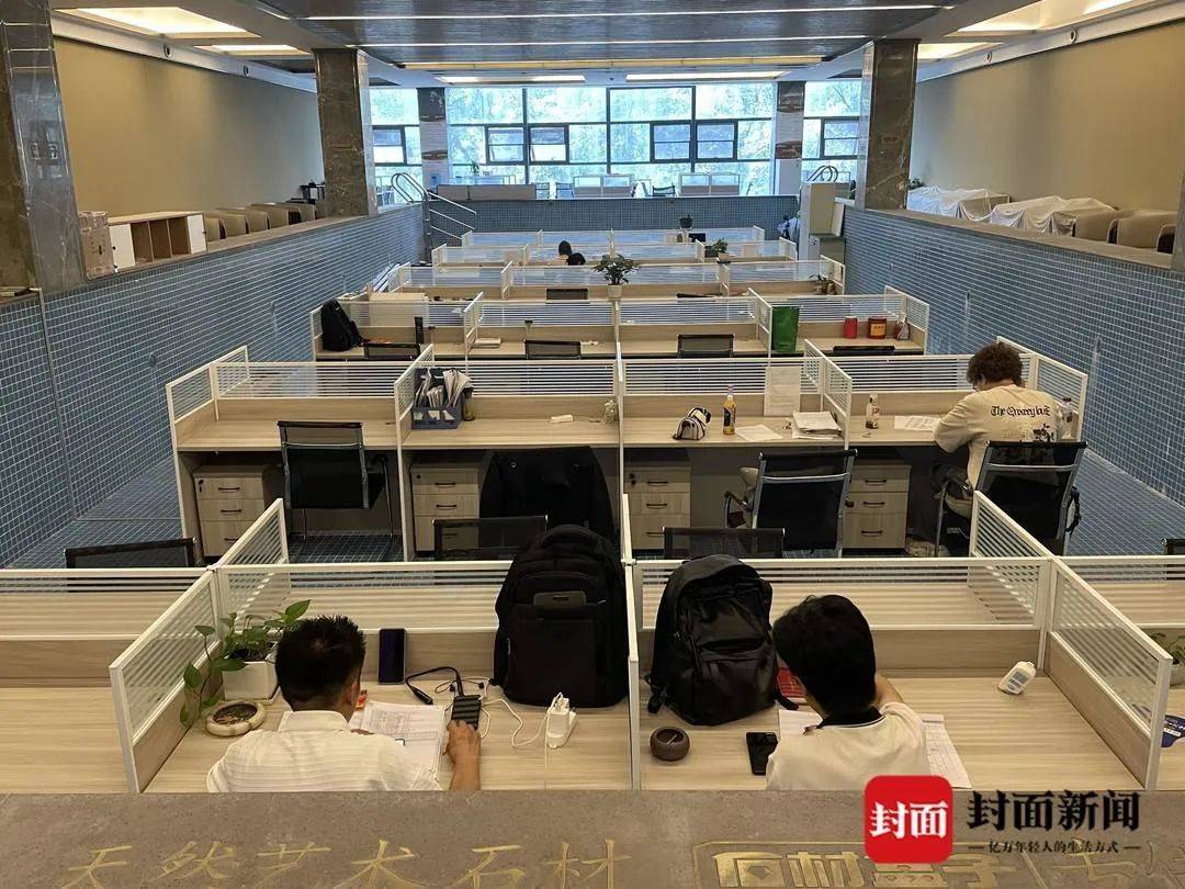 在“1.55米深水区”办公？成都一公司游泳池爆改办公室！下班=上岸！