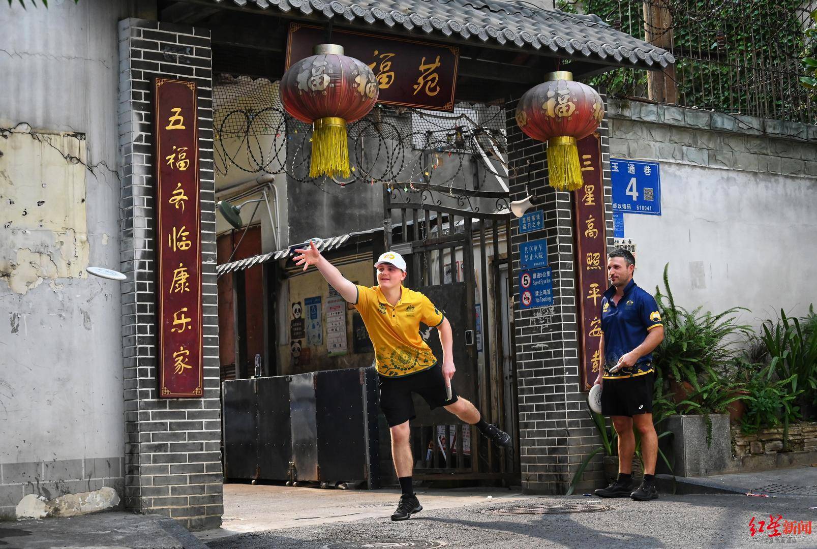 在成都的公园里，为世运会热身！澳大利亚掷准飞盘队特殊的赛前“体验”