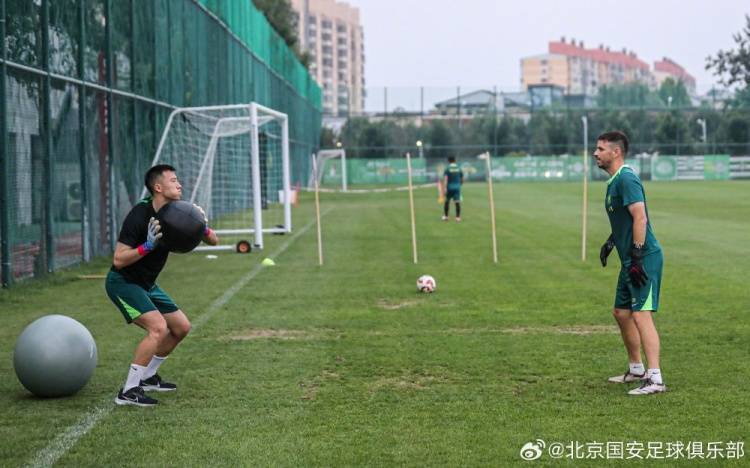 北京国安官方：球队门将韩佳奇重返训练场