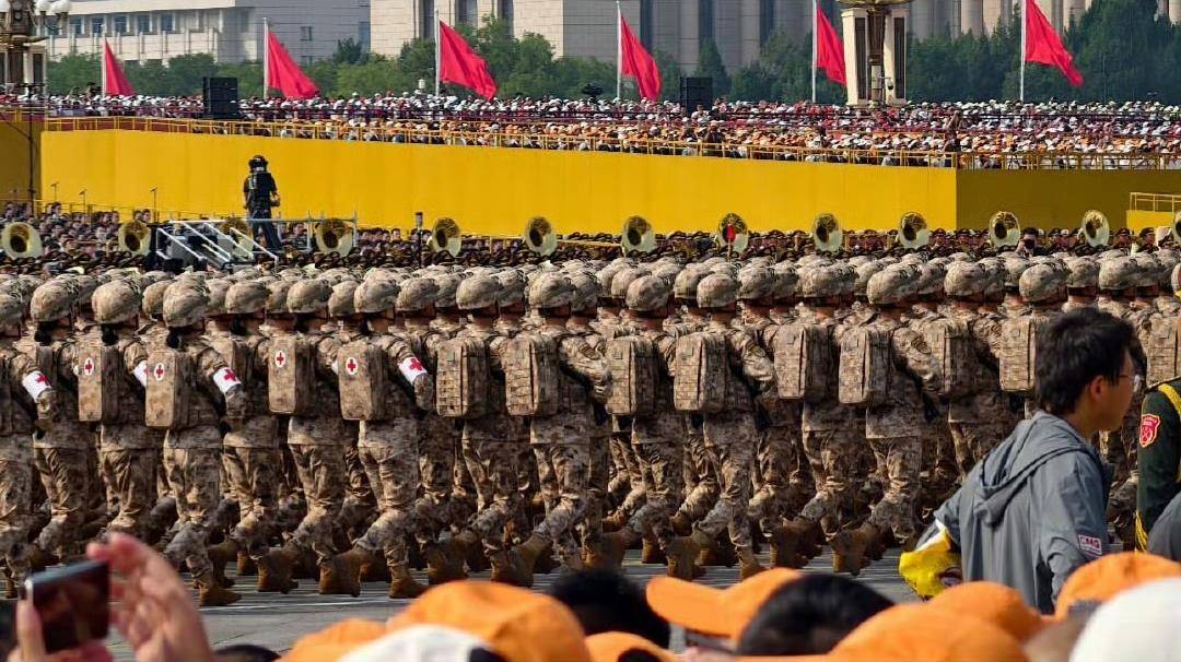 中国台湾艺人赖冠霖晒阅兵观礼照，并发文“祝祖国繁荣昌盛”，评论区被网友刷屏