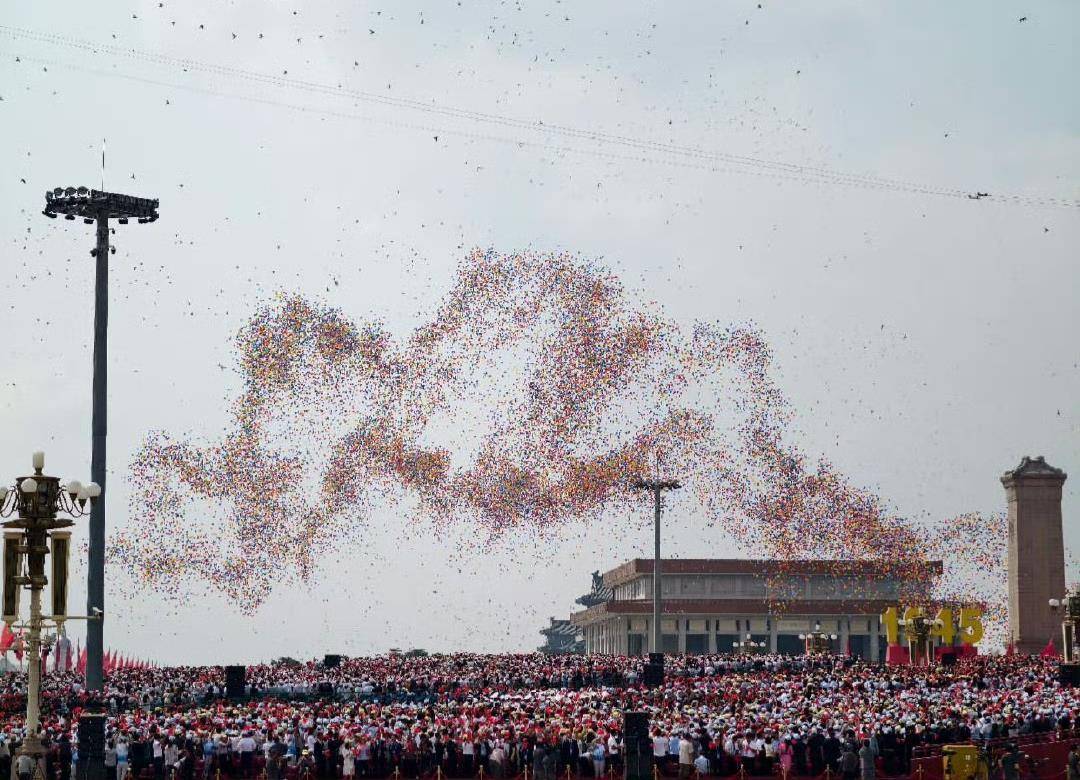 中国台湾艺人赖冠霖晒阅兵观礼照，并发文“祝祖国繁荣昌盛”，评论区被网友刷屏