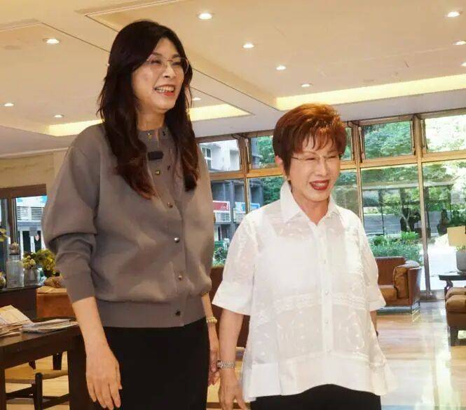 与郑丽文交流，中国人的志气、骨气、底气