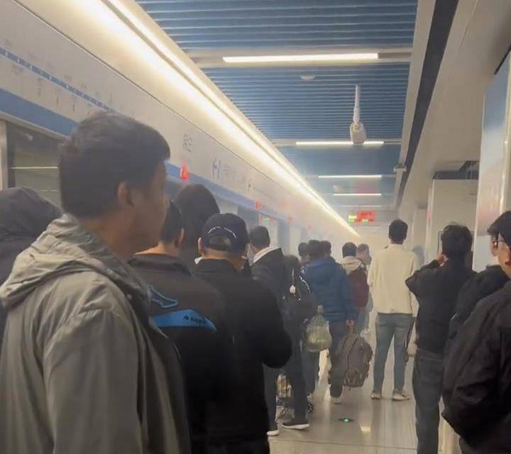 早高峰南京地铁一号线车厢现浓烟，客服：已恢复运行，正在排查原因