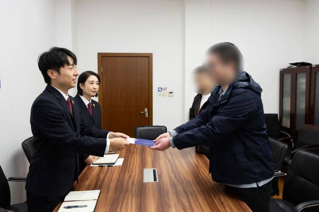 13名配送小哥被骗走大半年工资,眼看钱包告急无法生活……