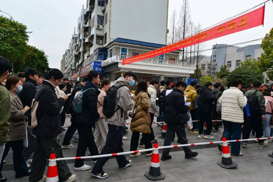 35岁后,他们决定去考公