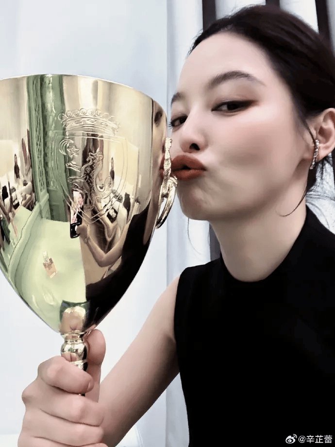 辛芷蕾回老家鹤岗狂炫烧烤小串,满桌硬货滋滋冒油,网友:隔着屏幕流口水