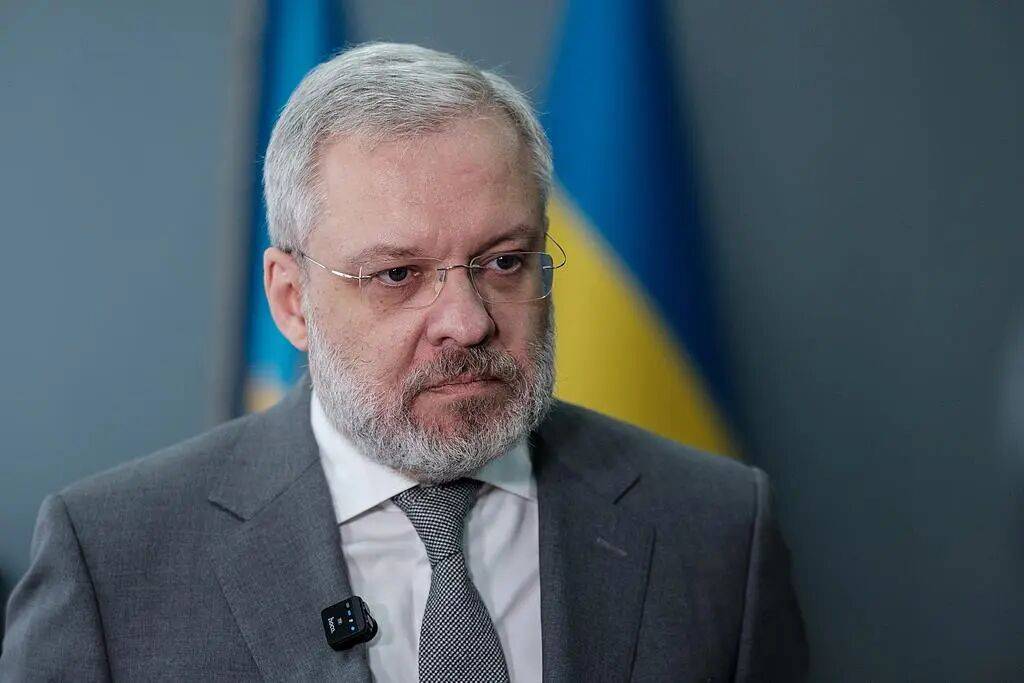 泽连斯基:绝对不可接受,司法部长和能源部长不能再待在他们的位子上了