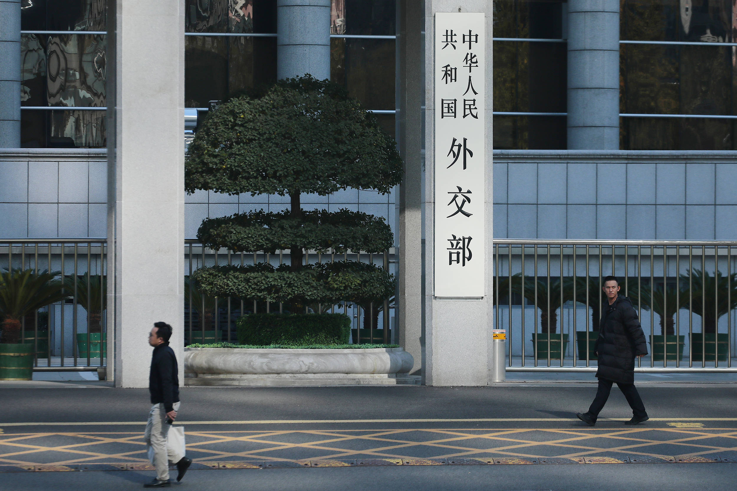 日本外交部门高官今日访华,将解释首相涉台言论