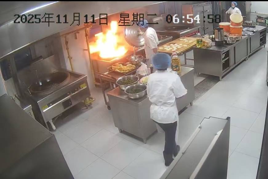 后厨油锅起火员工盖住锅盖灭火,5秒后打开火苗蹿出险些伤人